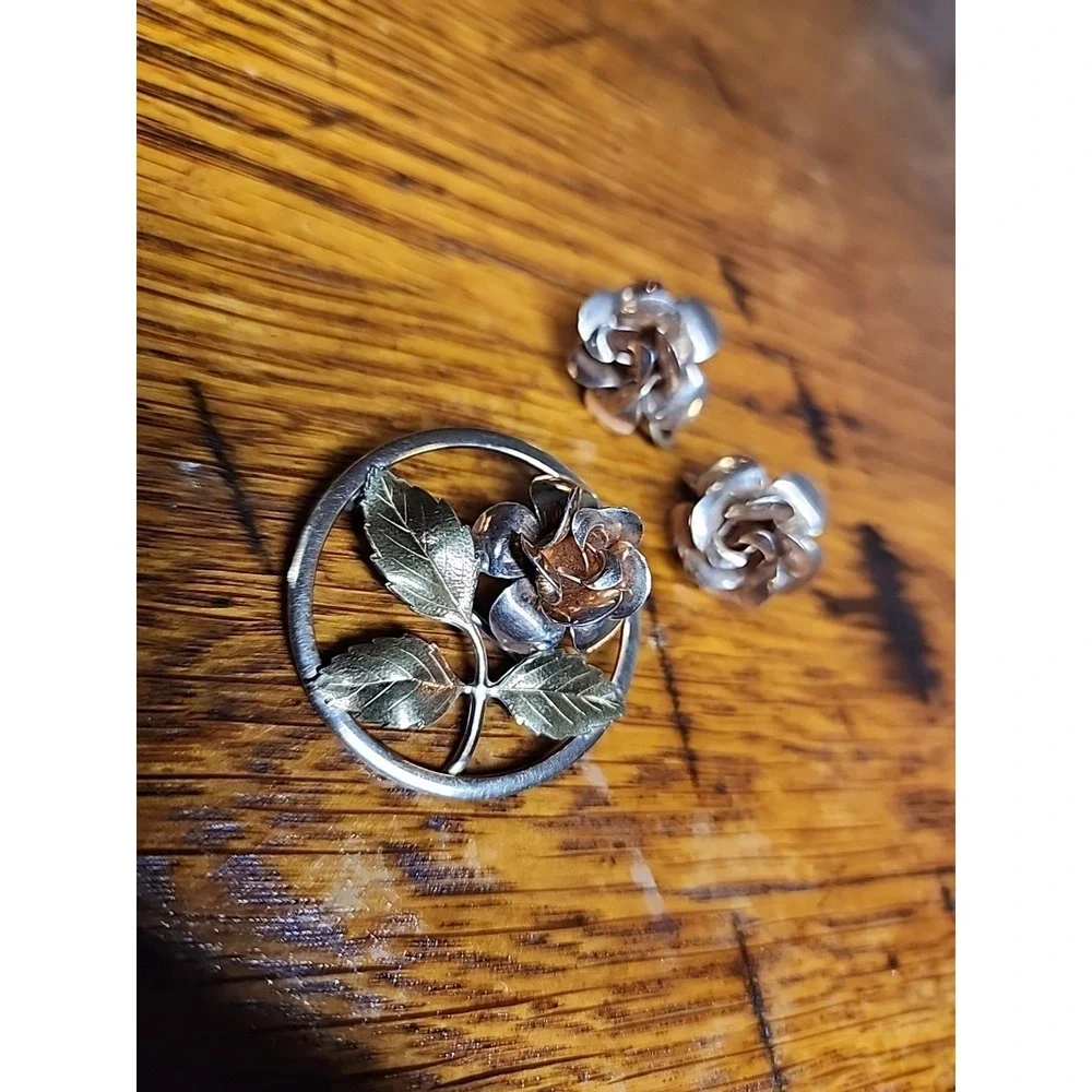 Vintage Krementz 14K Overlay Rose Circle Brooch With Matching Screwback Earrings
